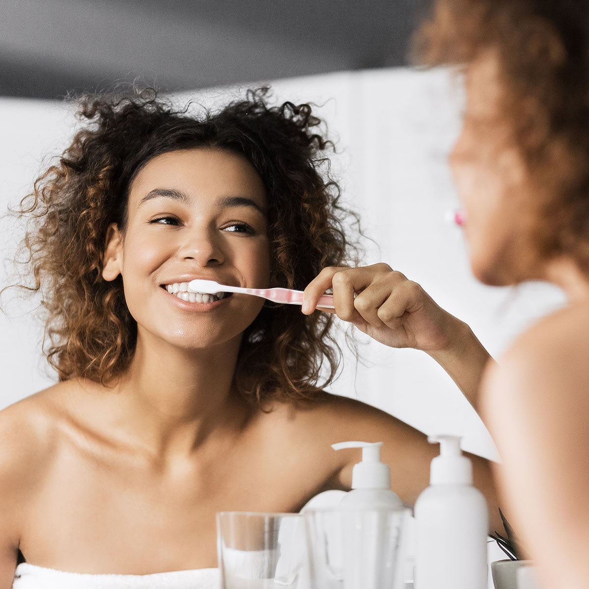 Donna che si lava i denti 