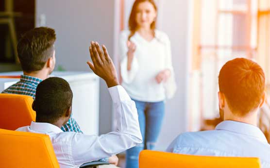 Insegnante di fronte ad un gruppo di allievi adulti 