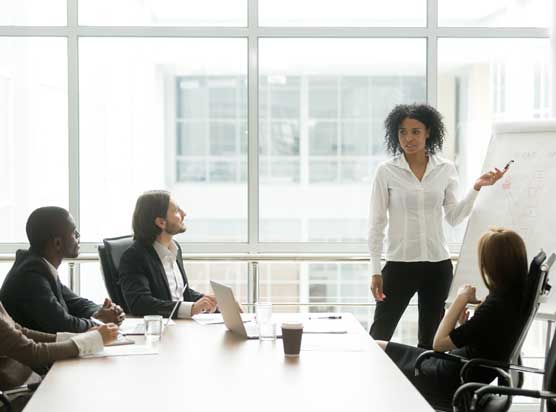 Donna che parla in una riunione di lavoro 