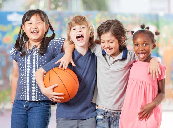 Gruppo di bimbi con una palla da basket 