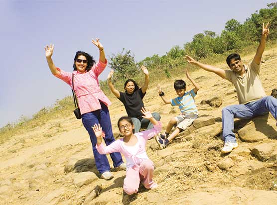 Famiglia che saluta sulla spiaggia 