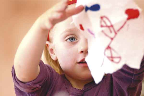 Bambina con disegno 