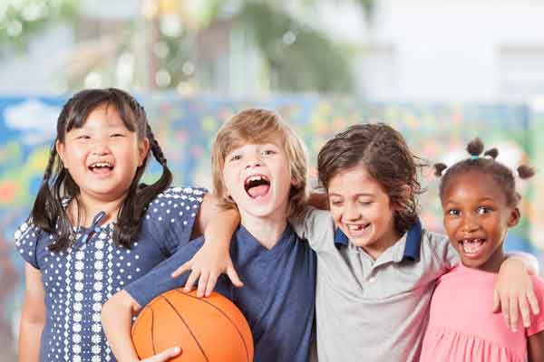 Gruppo di bimbi con una palla da basket 