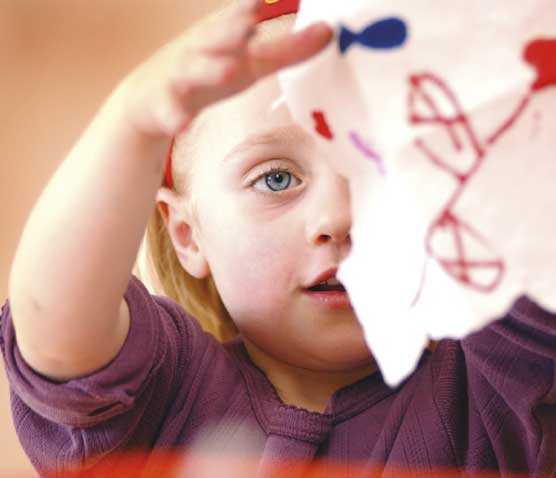 Bambina con disegno 
