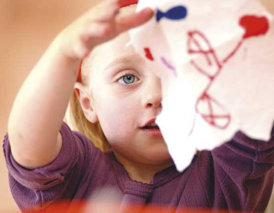 Bambina con disegno 