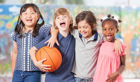Gruppo di bimbi con una palla da basket 