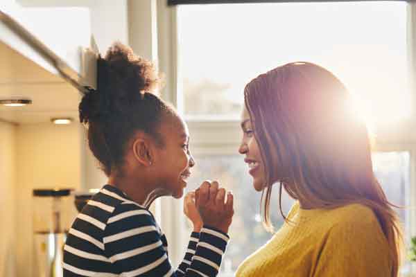 Madre e figlia che sorridono 