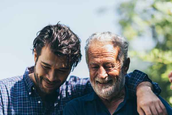 Uomo che abbraccia suo padre 