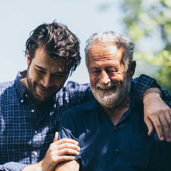 Uomo che abbraccia suo padre 
