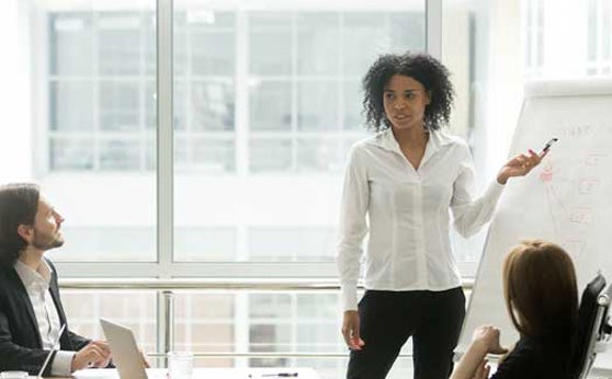 Donna che parla in una riunione di lavoro 