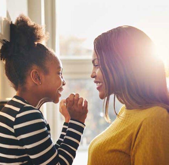 Madre e figlia che sorridono 